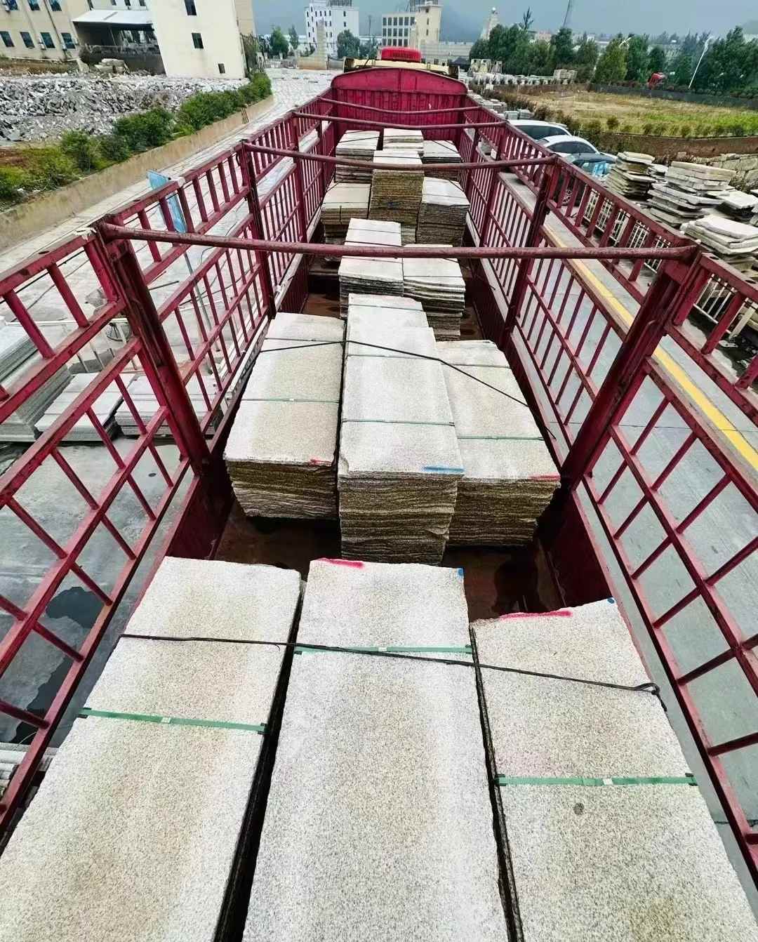 南平 黄金麻花岗岩荔枝面，光面毛板装车完成