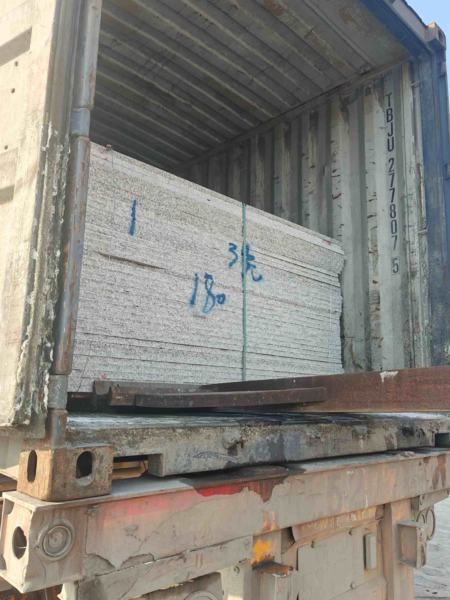 南平 芝麻白花岗岩石材3.0公分光面毛板装柜出货