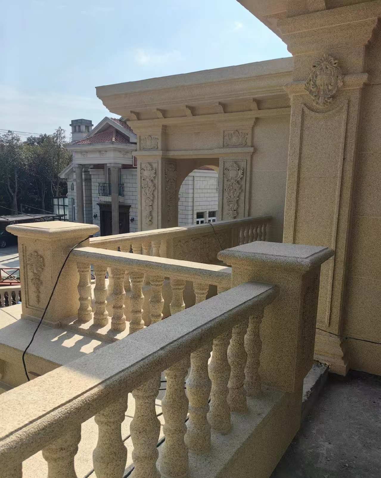 南平 黄金麻别墅外墙干挂雕花配合阳台栏杆花瓶柱