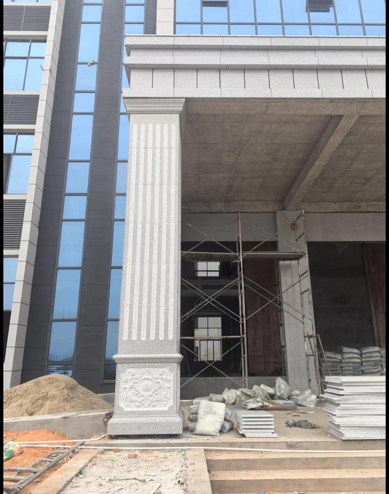 南平 芝麻白光面花岗岩门楼大柱（罗马柱）配雕花底座