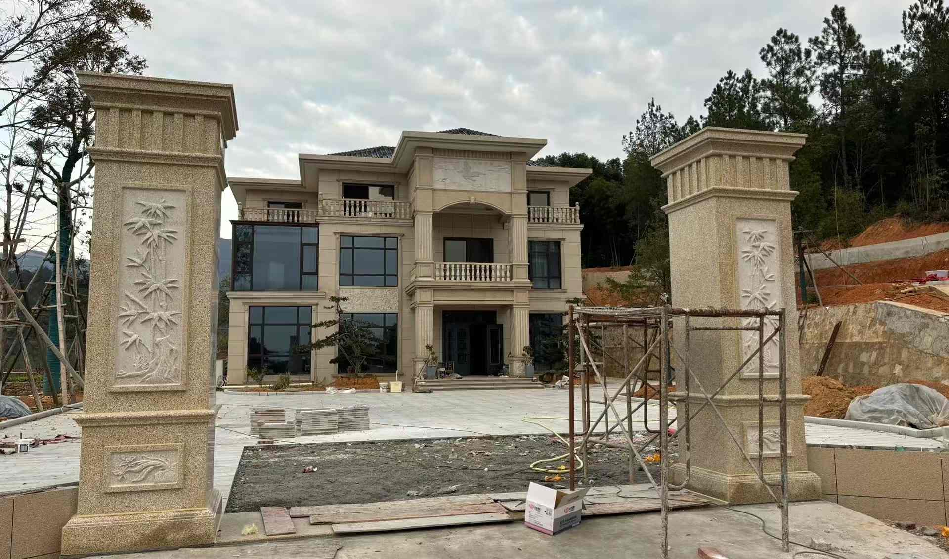 南平 黄金麻花岗岩别墅雕花外墙干挂配上门口雕花罗马柱