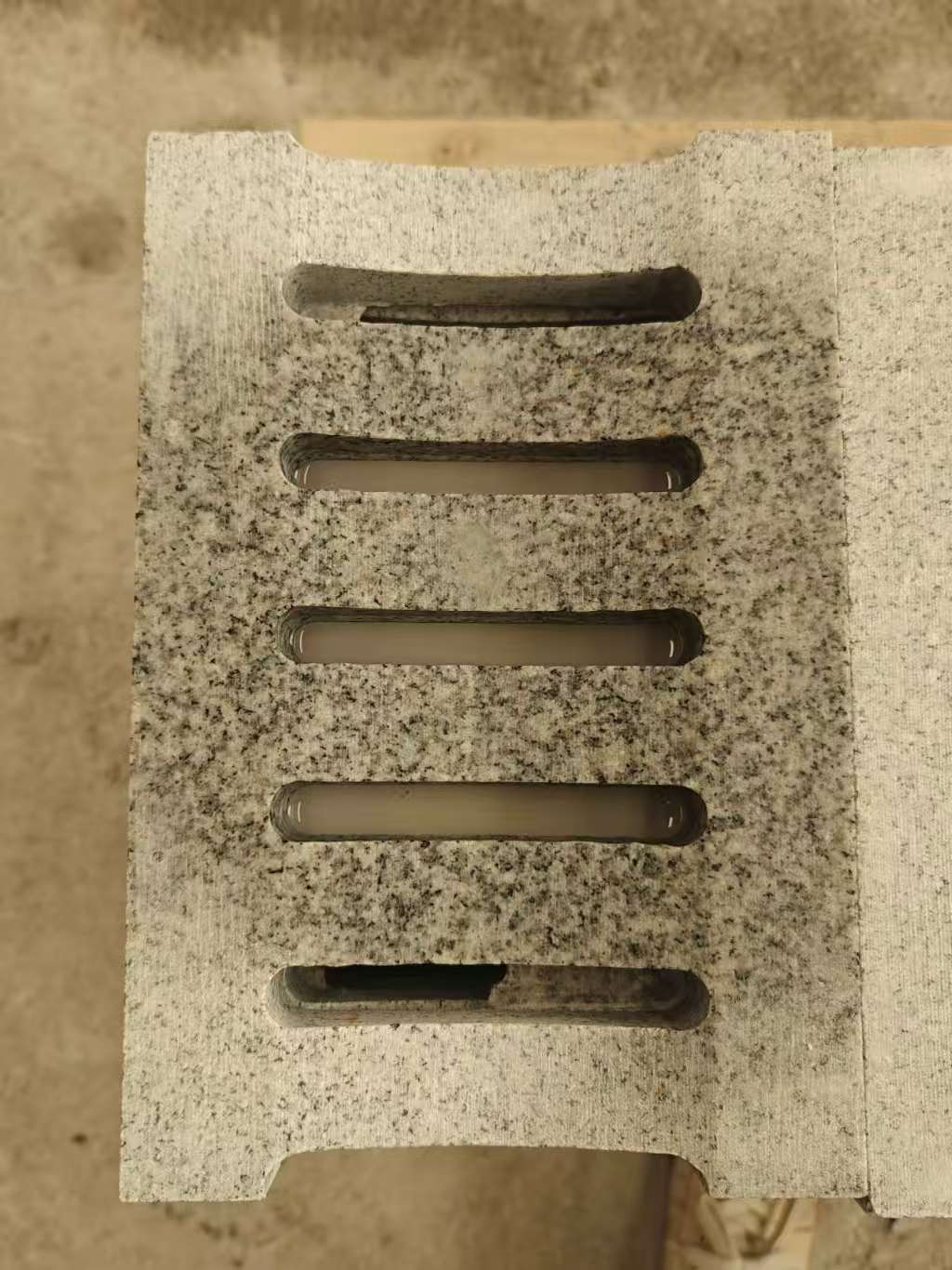 南平 芝麻白拉丝面花岗岩U型开槽排水槽