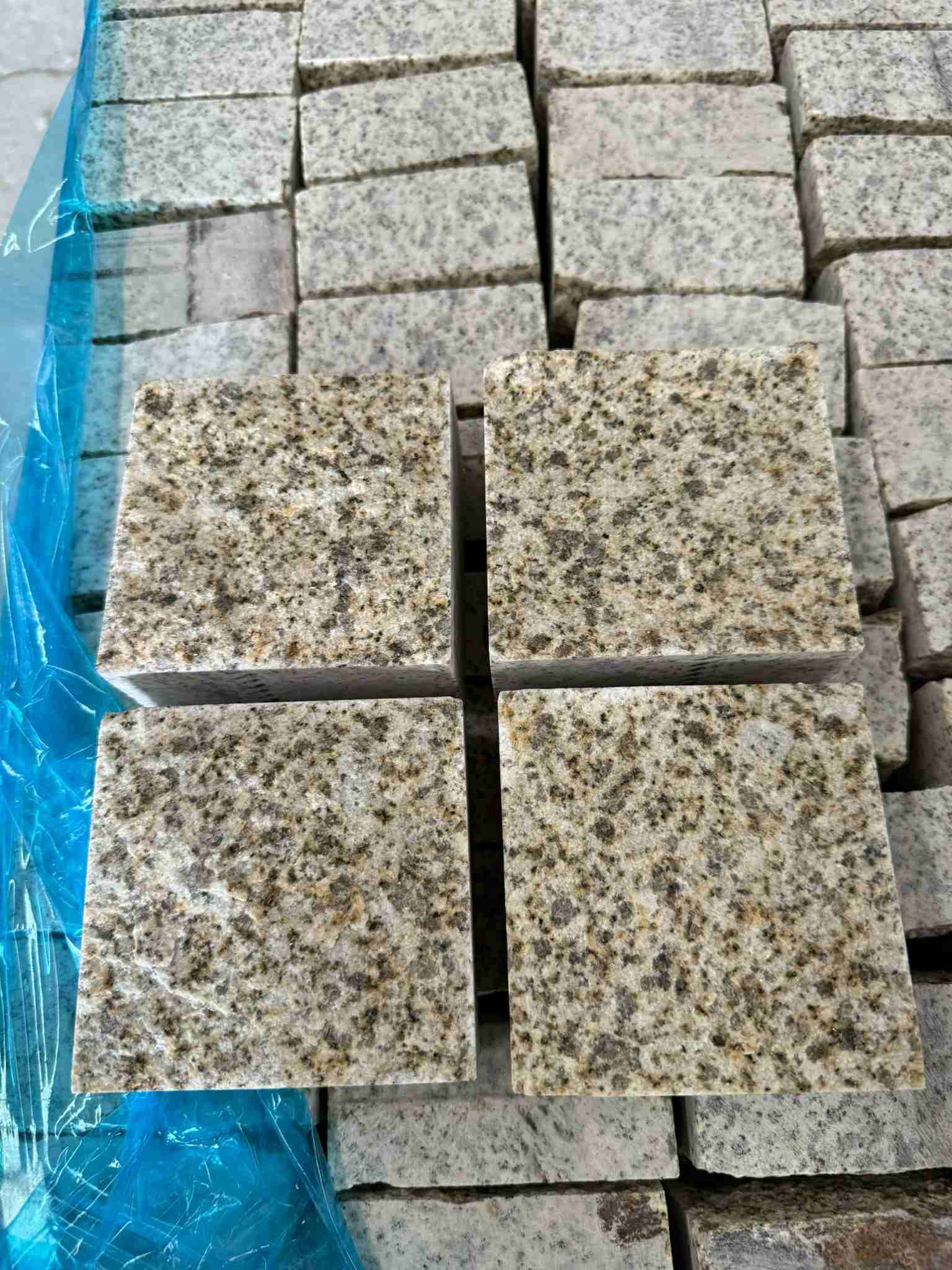 南平 黄金麻花岗岩自然面小方块，弹石，马蹄石等