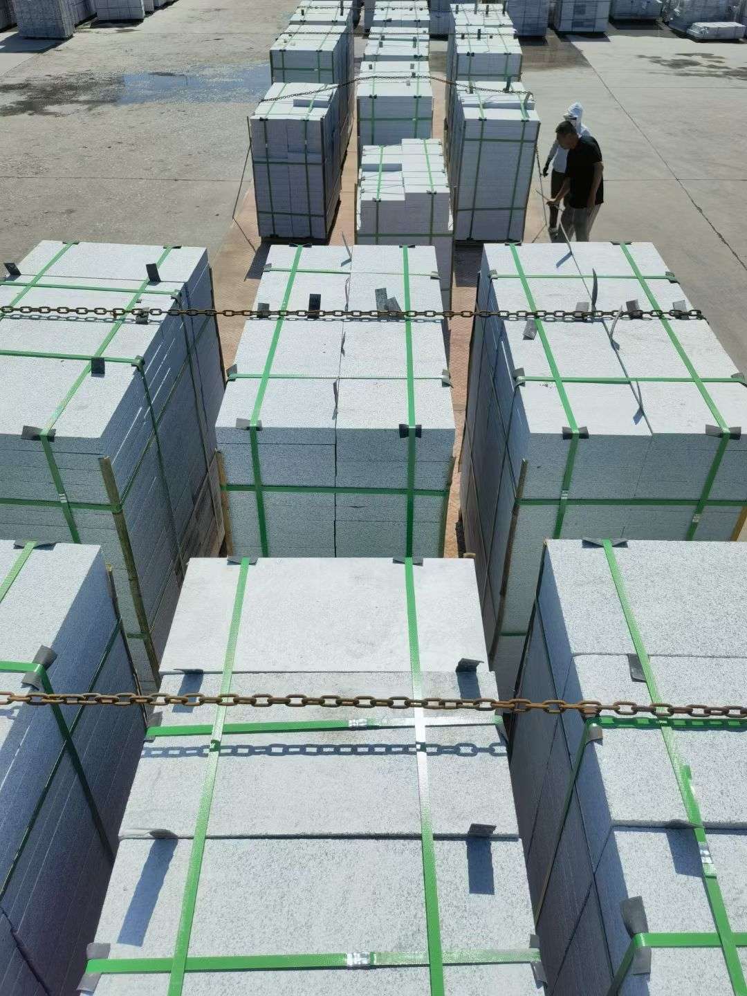 南平 芝麻白花岗岩5公分地铺石 花岗岩厂家工厂装车日常