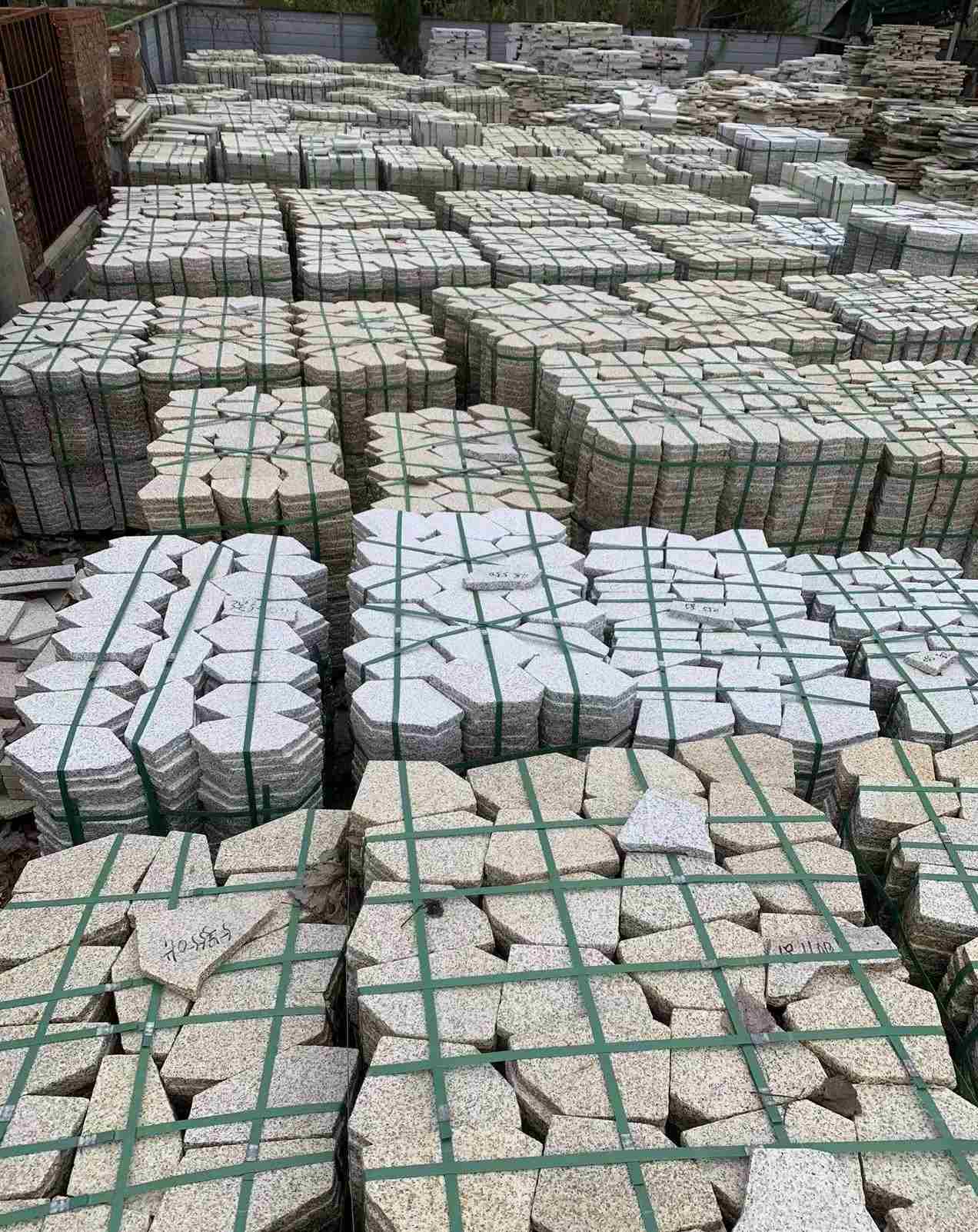 南平 黄金麻白麻花岗岩荔枝面地铺石(冰裂纹)