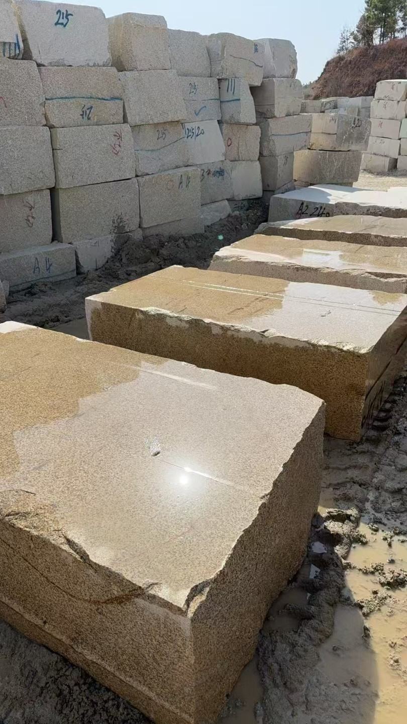 南平 黄金麻方料堆场洗料分选中，原材料充足