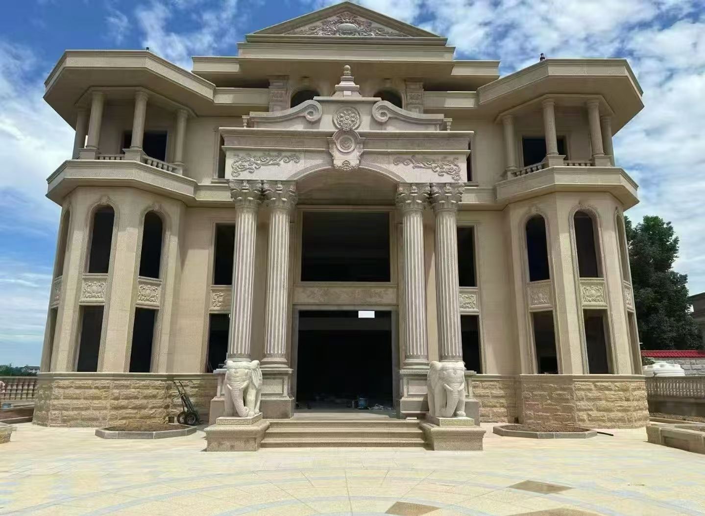 南平 黄金麻别墅外墙干挂，大柱，大象，蘑菇石，雕花板