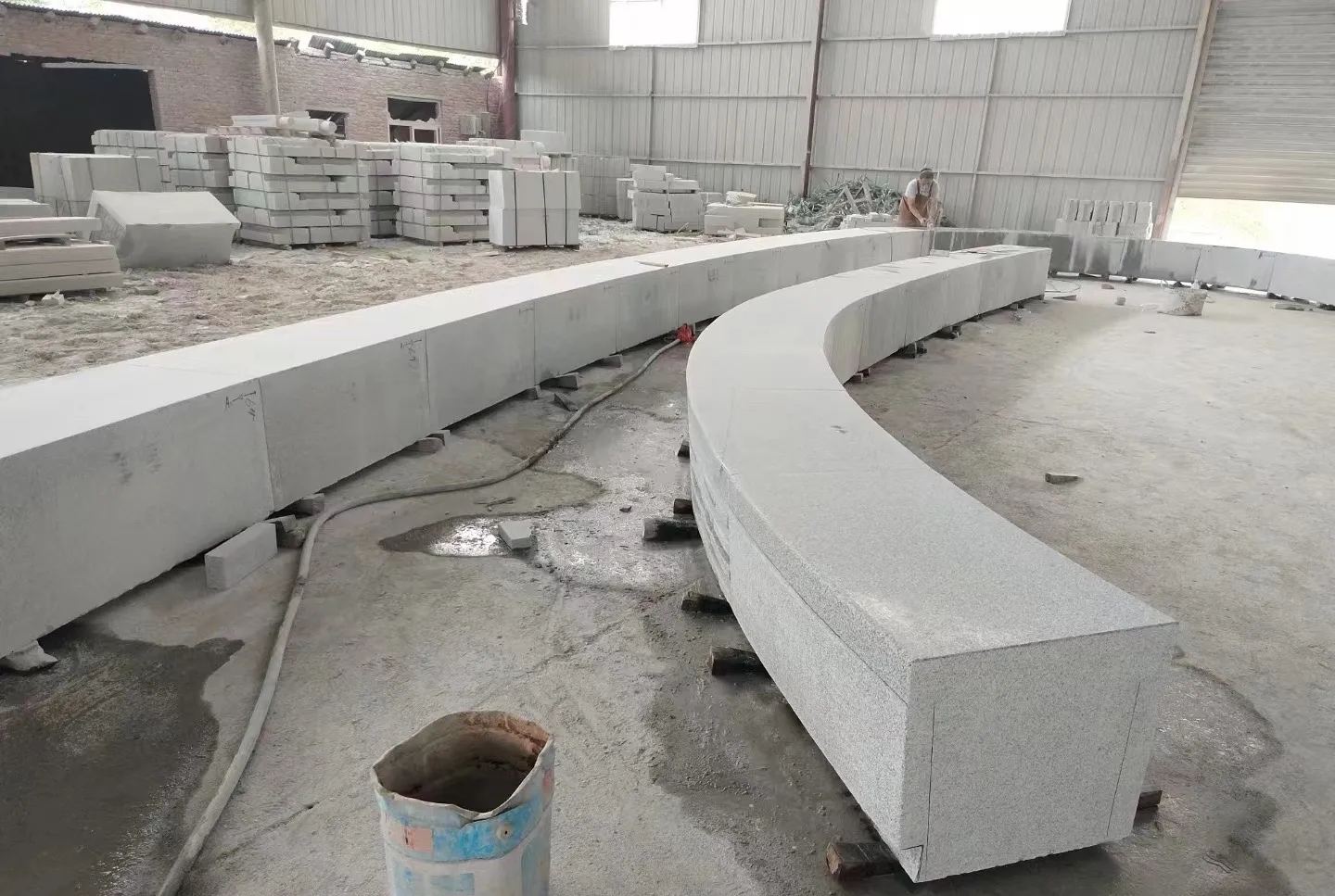 南平芝麻白花岗岩石板材 园林光面弧形坐凳